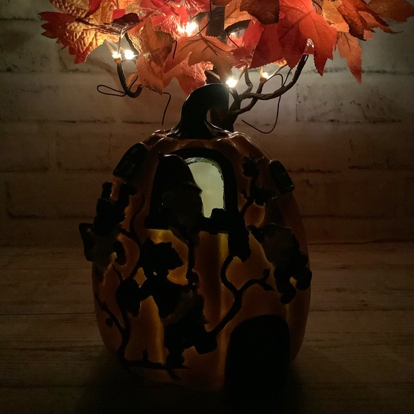 Resin Pumpkin LED With 4 Gnomes Climbing Grape Vine - Picture 9 of 9